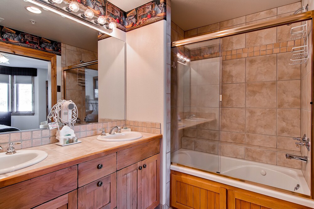 2 Bed/2 Bath Creekside Slopeside Condo - Bathroom