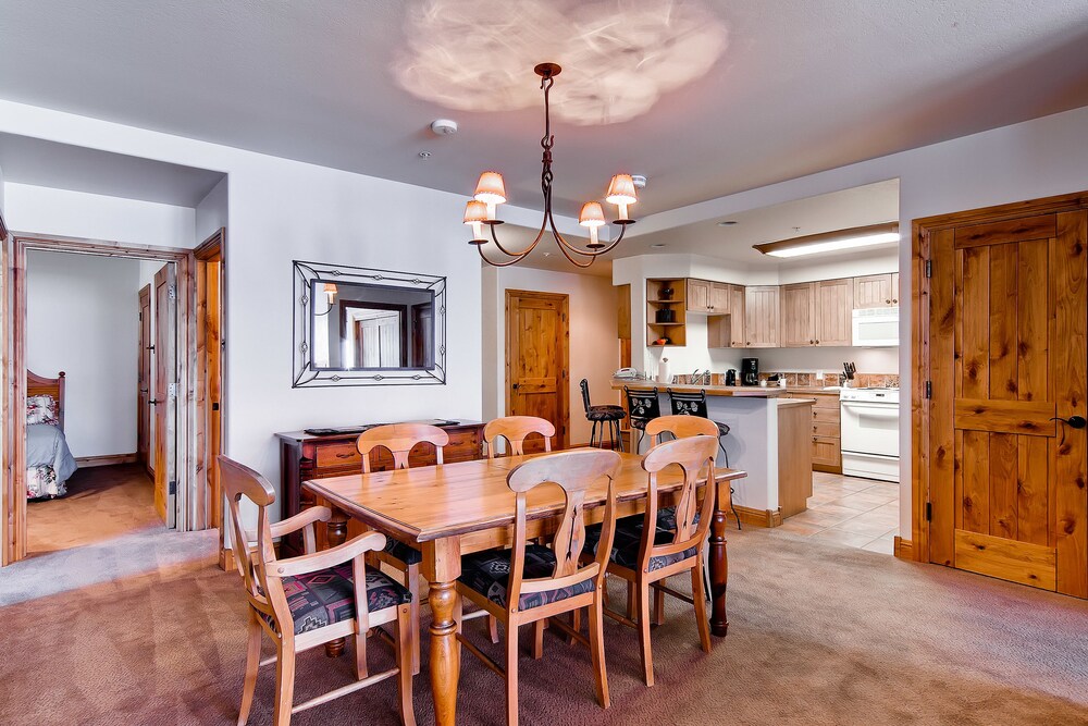 3 Bed/3 Bath Creekside Slopeside Condo - In-Room Dining