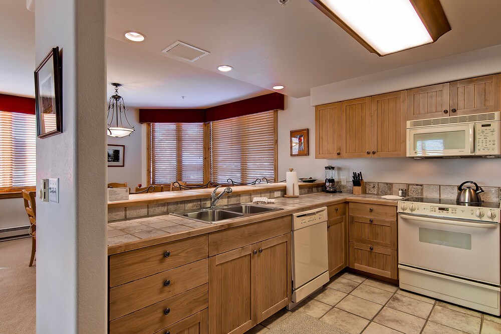 2 Bed/2 Bath Creekside Slopeside Condo - In-Room Kitchen