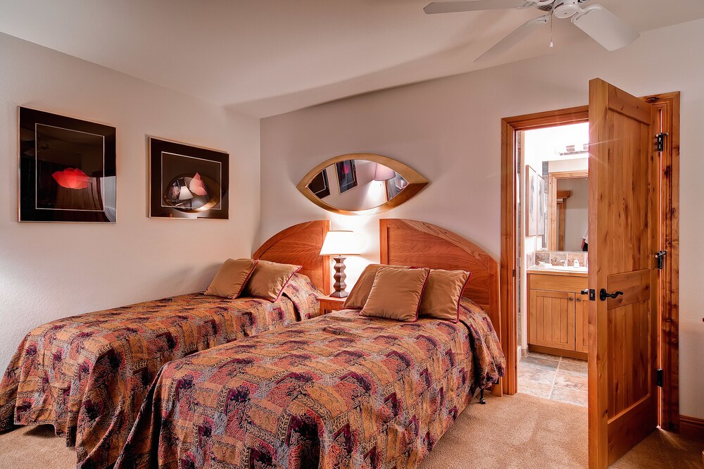 2 Bed/Den/3 Bath Creekside Condo - Guestroom