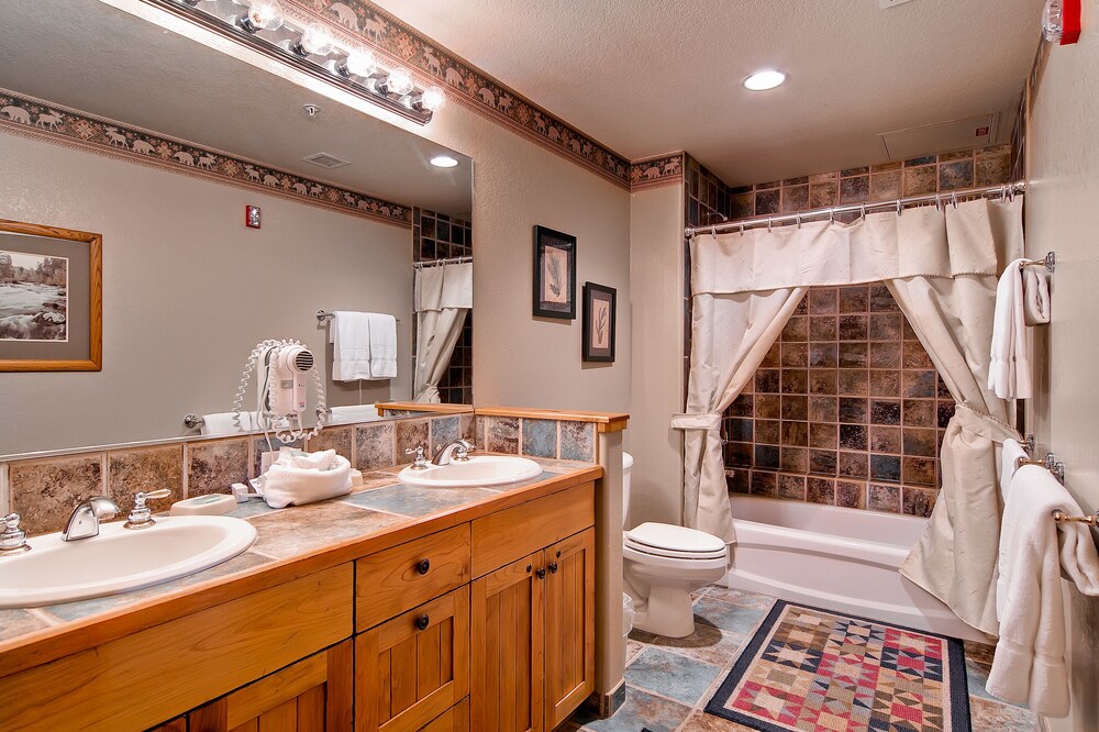 2 Bed/2 Bath Creekside Slopeside Condo - Bathroom