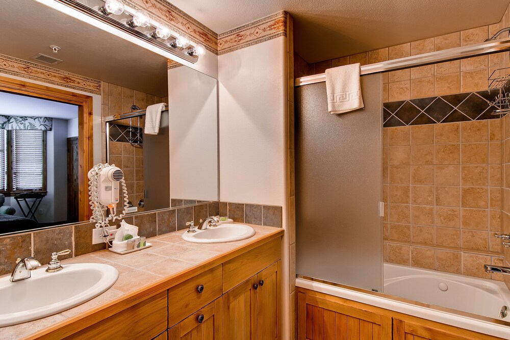 2 Bed/2 Bath Creekside Slopeside Condo - Bathroom