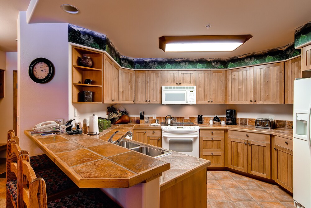 2 Bed/Den/3 Bath Creekside Condo - In-Room Kitchen