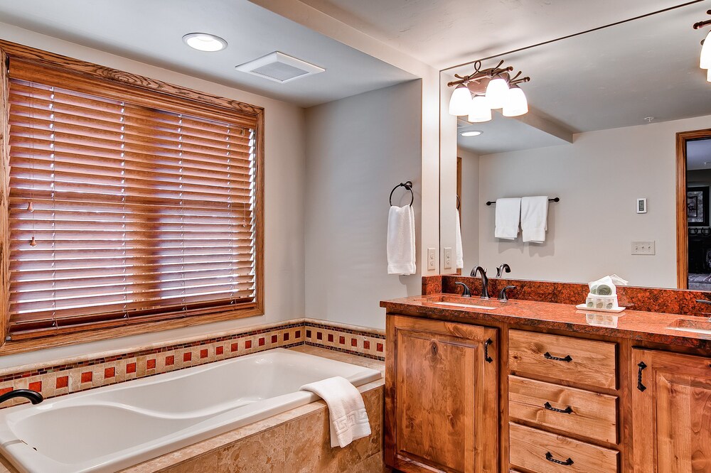 3 Bedroom/2 Bath Plaza Slopeside Condo - Bathroom