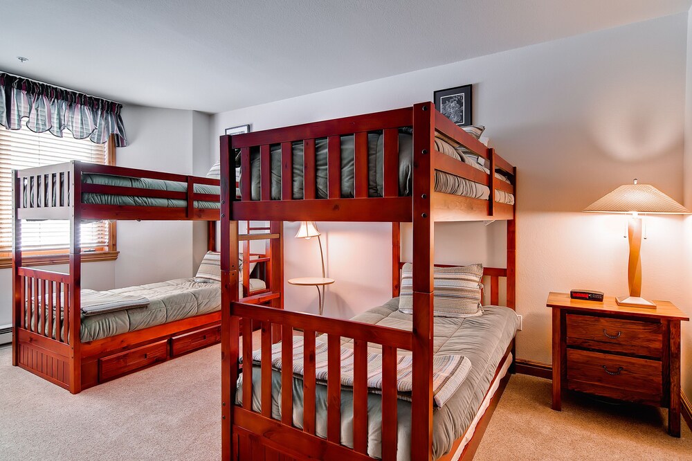 2 Bed/Den/3 Bath Creekside Condo - Guestroom