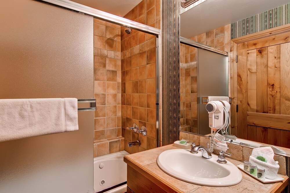3 Bedroom/2 Bath Plaza Slopeside Condo - Bathroom