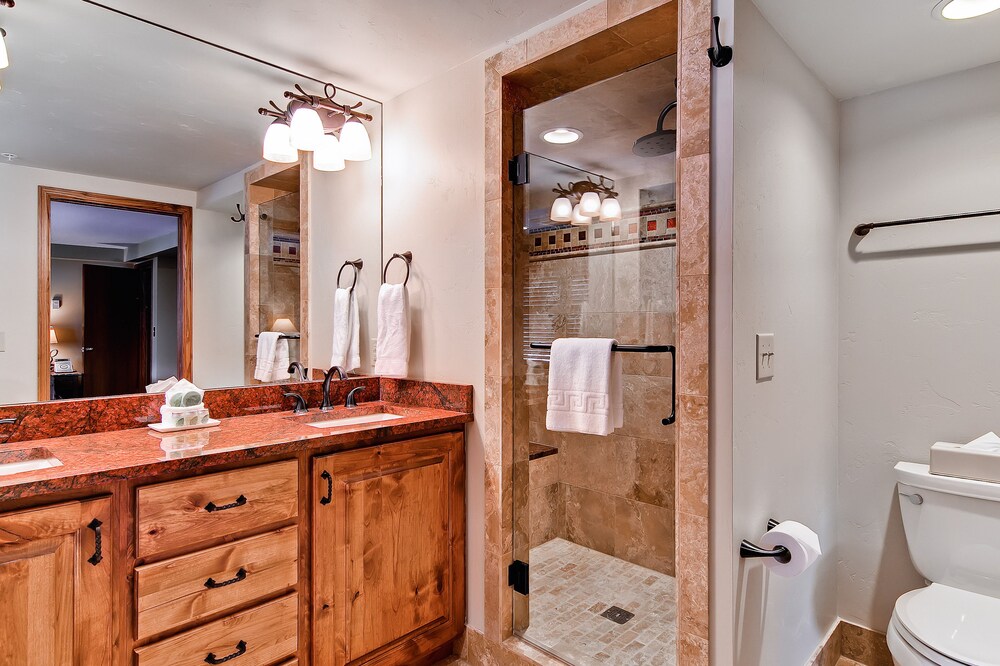 3 Bedroom/2 Bath Plaza Slopeside Condo - Bathroom