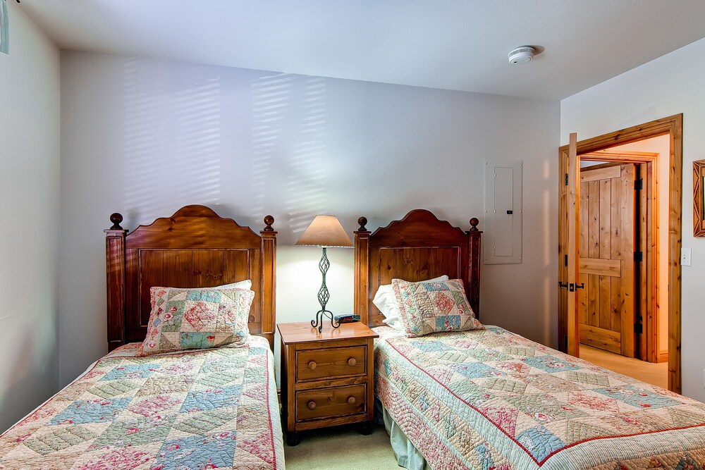 2 Bed/2 Bath Creekside Slopeside Condo - Guestroom
