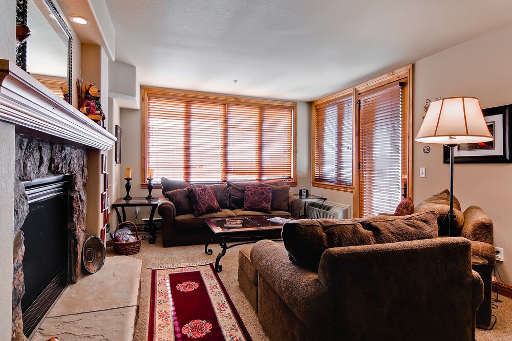 2 Bed/2 Bath Creekside Slopeside Condo - Living Area