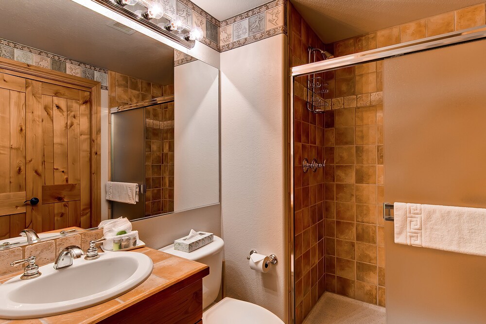 2 Bed/2 Bath Creekside Slopeside Condo - Bathroom