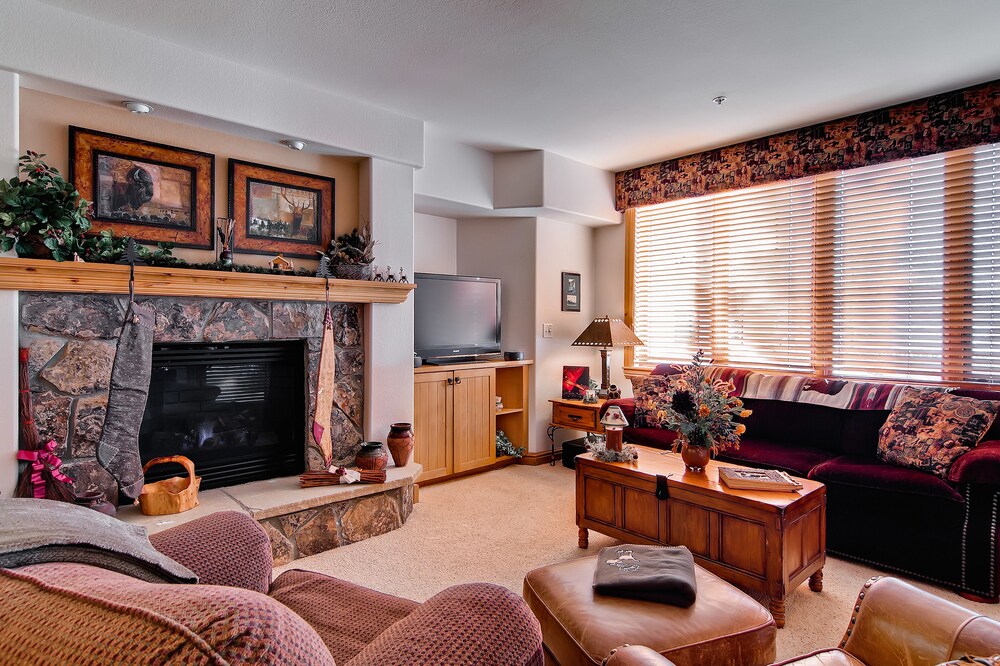 2 Bed/2 Bath Creekside Slopeside Condo - Living Area