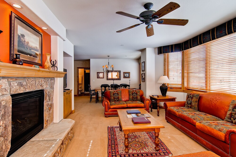 3 Bed/3 Bath Creekside Slopeside Condo - Living Room