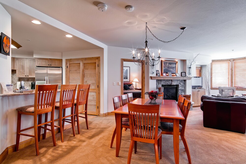 2 Bed/Den/3 Bath Creekside Condo - In-Room Dining