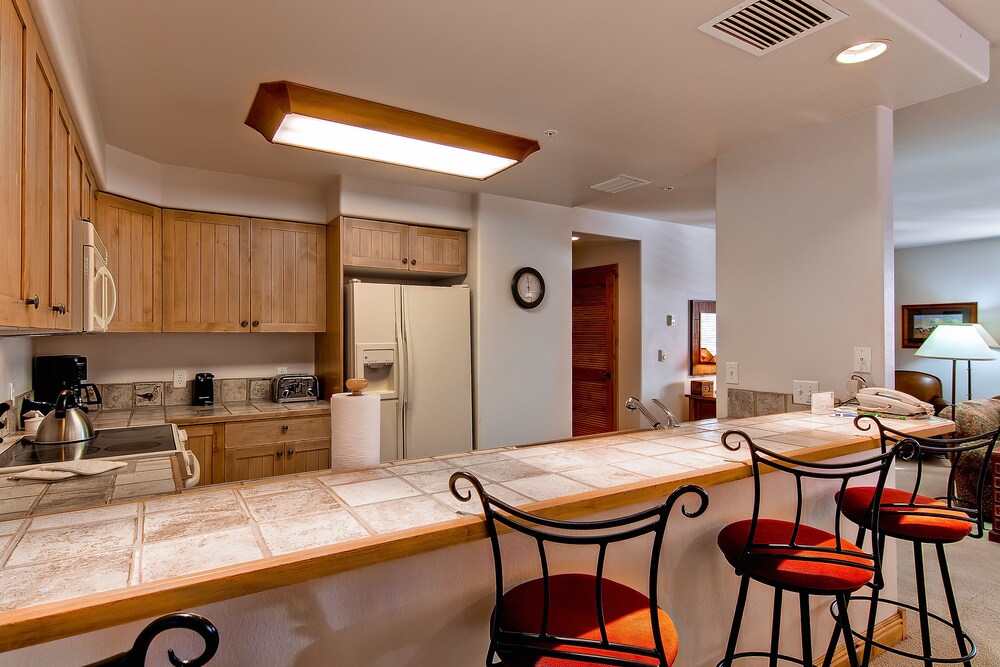 2 Bed/2 Bath Creekside Slopeside Condo - In-Room Kitchen