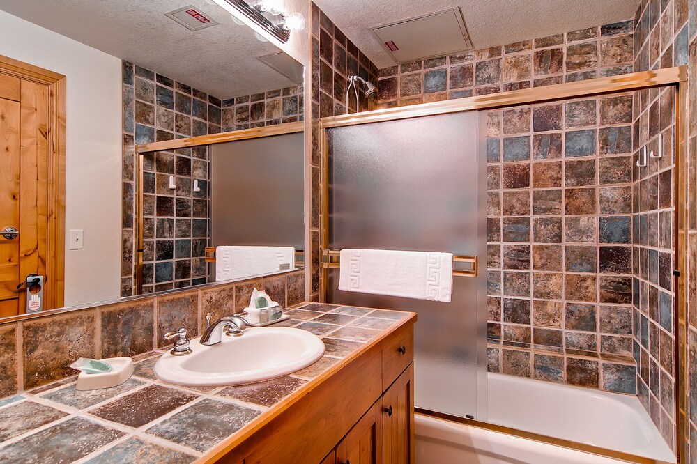 2 Bedroom/2 Bath Plaza Slopeside Condo - Bathroom Sink