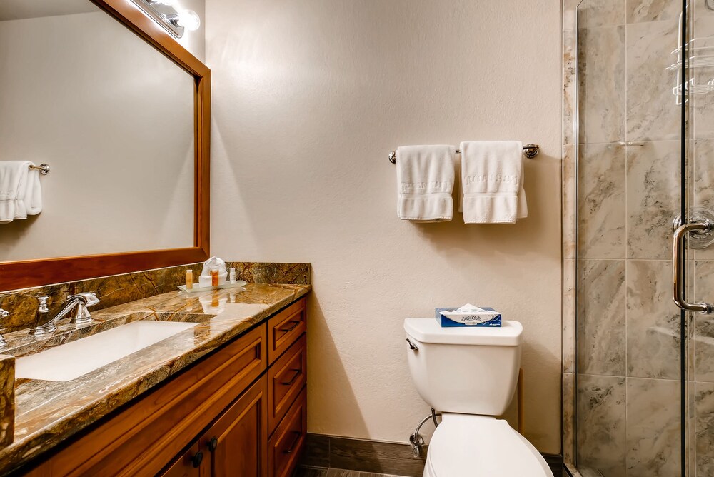 욕실 (2 Bed/Den/3 Bath Creekside Condo )