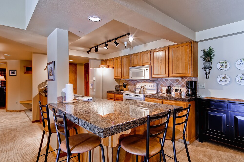 2 Bedroom/2 Bath Plaza Slopeside Condo - In-Room Kitchen
