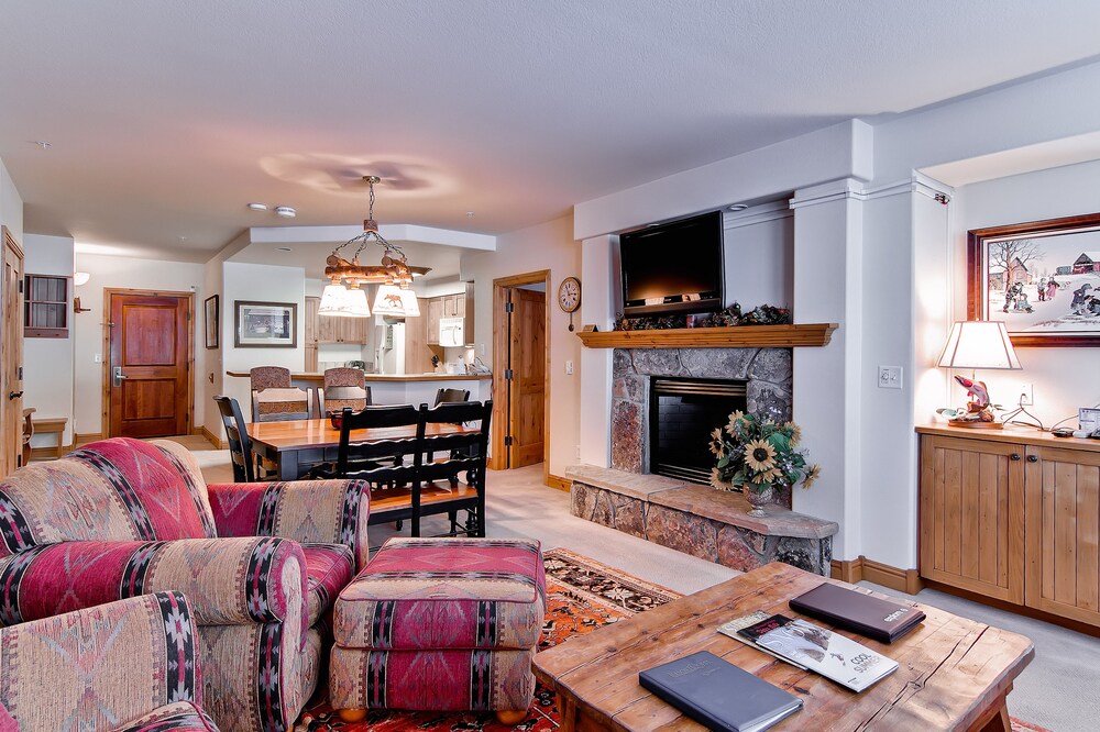 2 Bed/Den/3 Bath Creekside Condo - Living Room