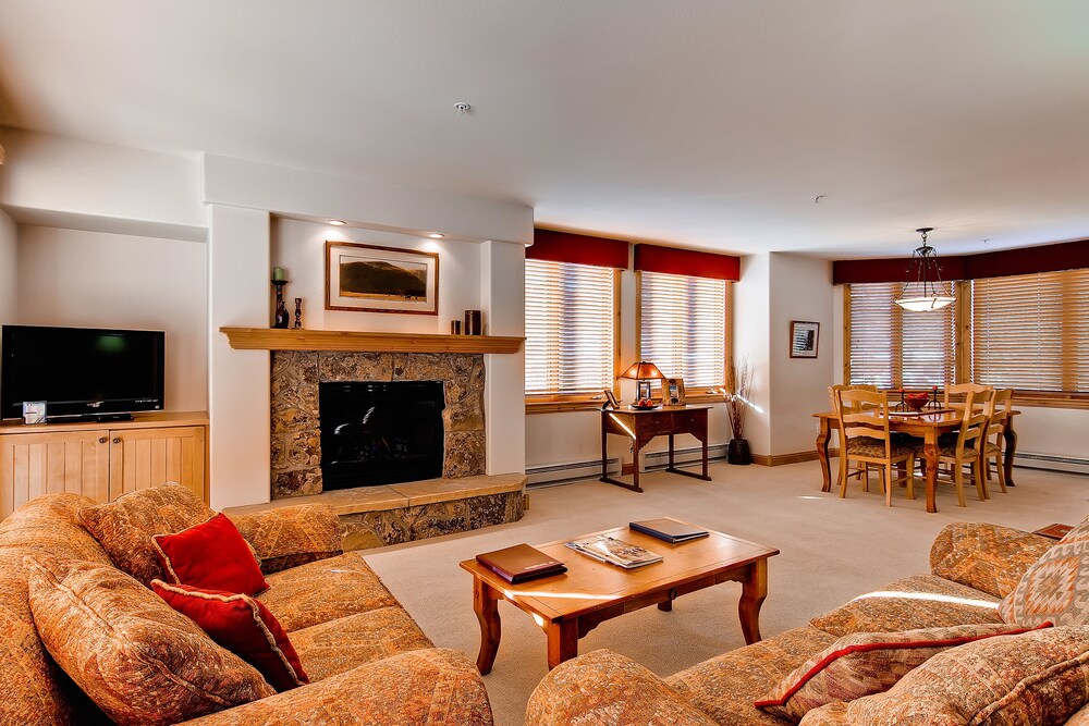 2 Bed/2 Bath Creekside Slopeside Condo - Living Room
