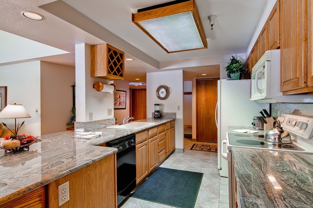 2 Bedroom/2 Bath Plaza Slopeside Condo - In-Room Kitchen
