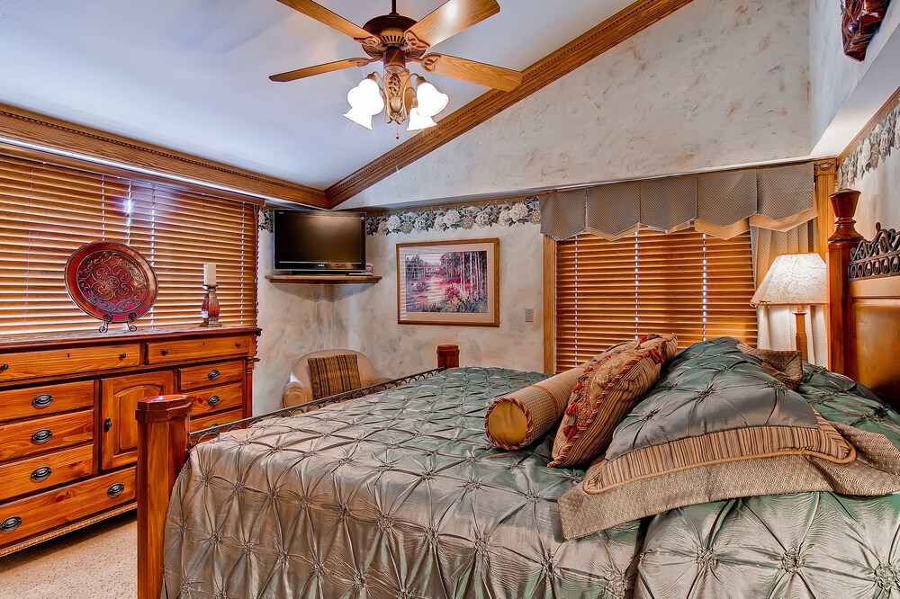 3 Bedroom/2 Bath Plaza Slopeside Condo - Guestroom