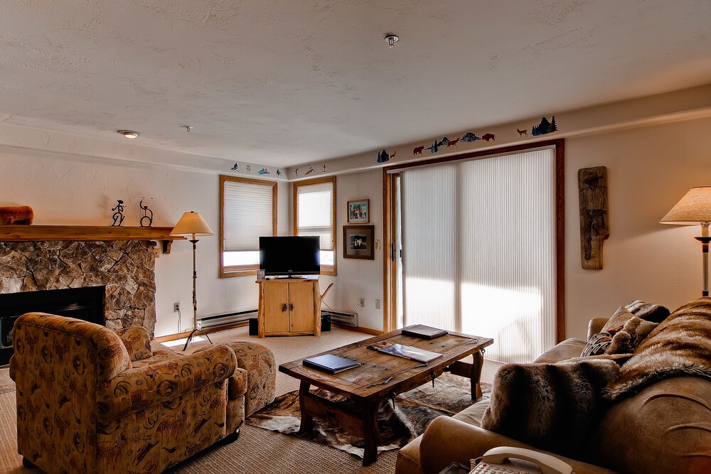 2 Bedroom/2 Bath Plaza Slopeside Condo - Living Room