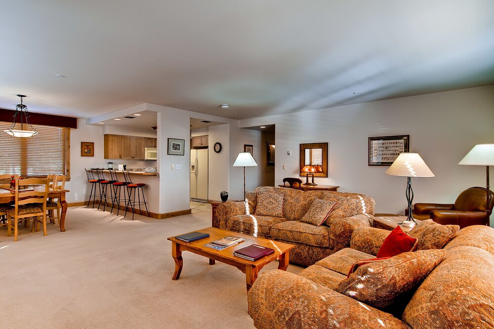 2 Bed/2 Bath Creekside Slopeside Condo - Living Area