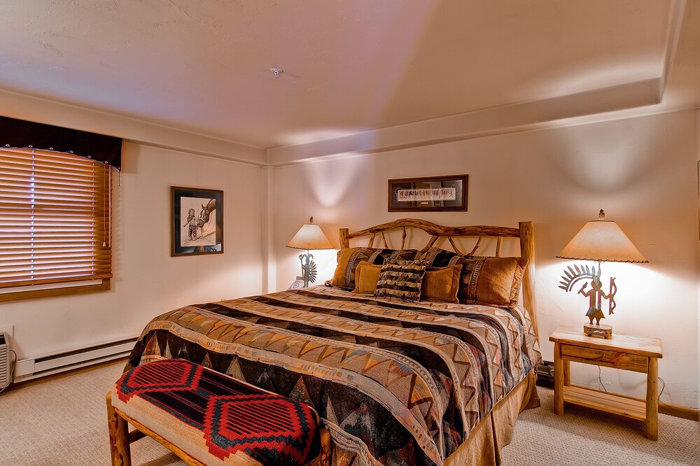2 Bedroom/2 Bath Plaza Slopeside Condo - Guestroom