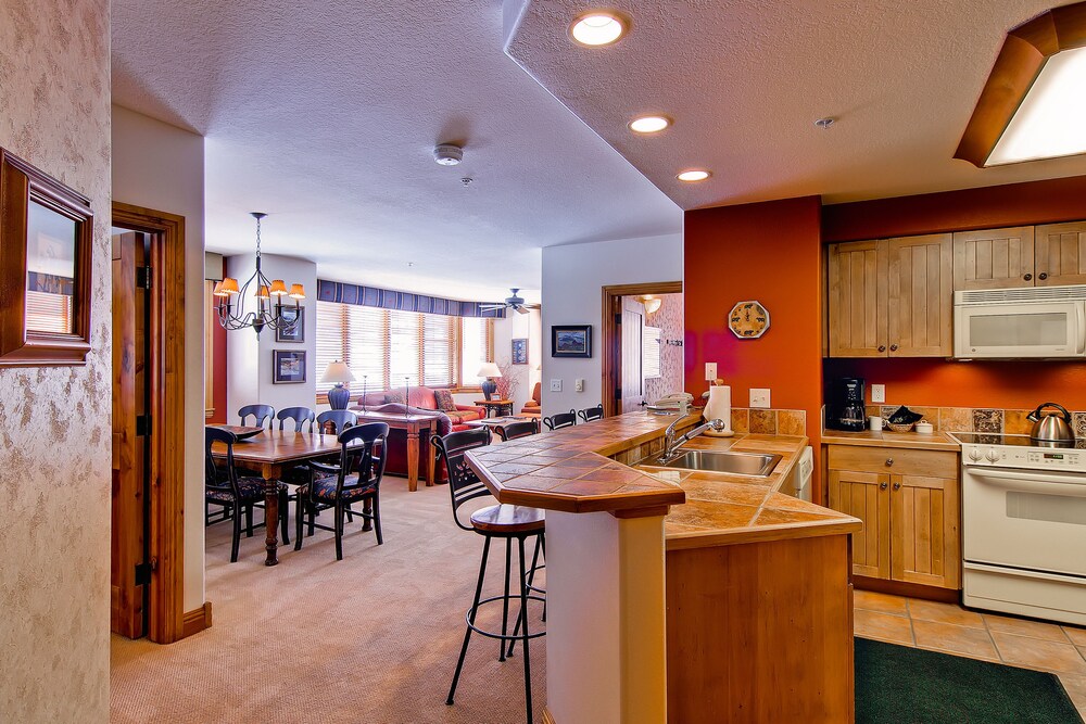 3 Bed/3 Bath Creekside Slopeside Condo - In-Room Kitchen