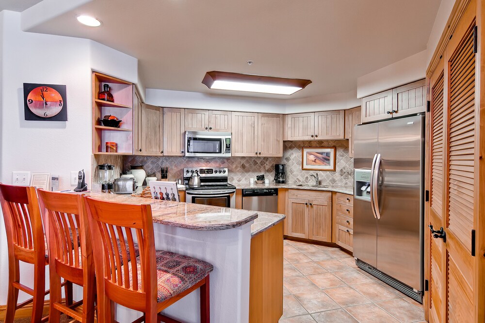 2 Bed/Den/3 Bath Creekside Condo - In-Room Kitchen