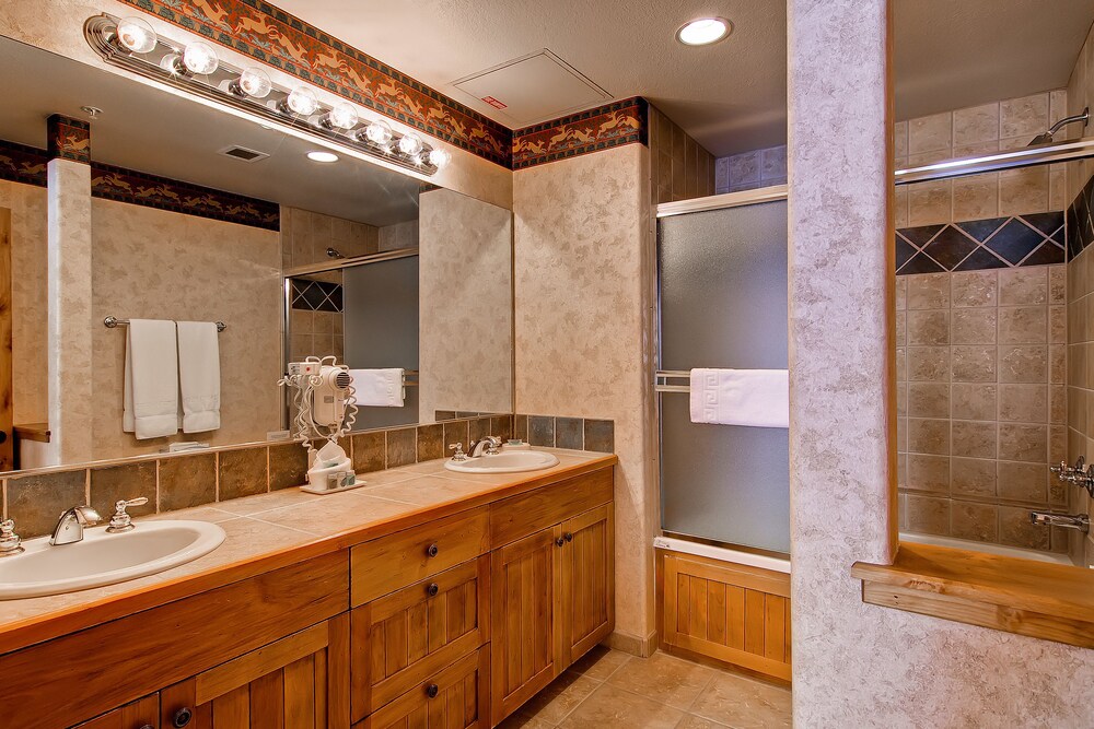 3 Bed/3 Bath Creekside Slopeside Condo - Bathroom