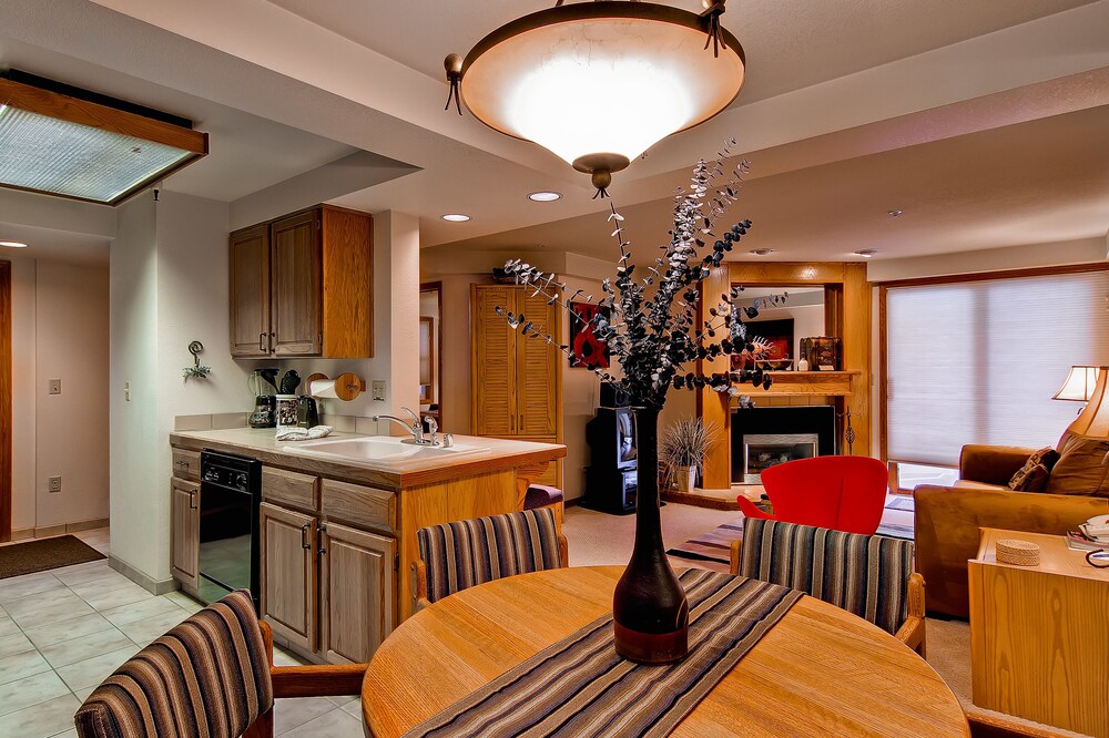 1 Bedroom/1 Bath Plaza Condo - In-Room Dining