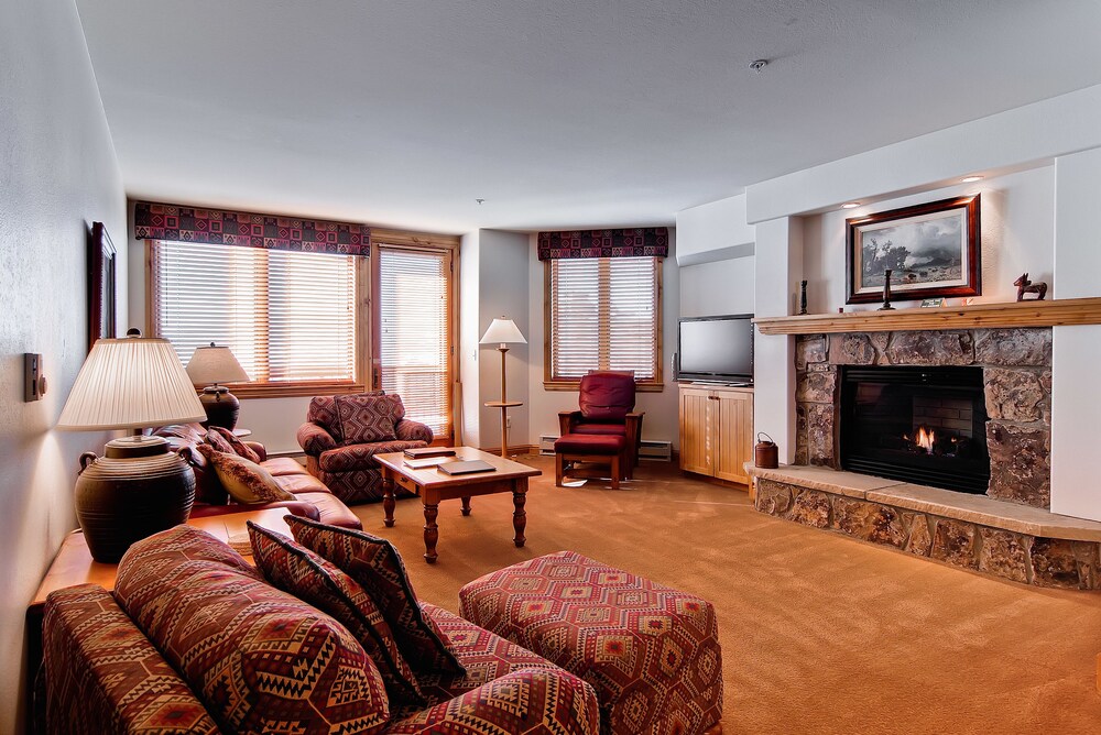 3 Bed/3 Bath Creekside Slopeside Condo - Living Room