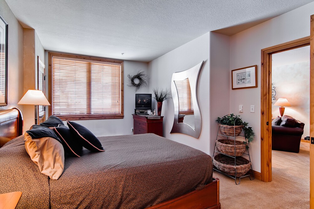 2 Bed/Den/3 Bath Creekside Condo - Guestroom