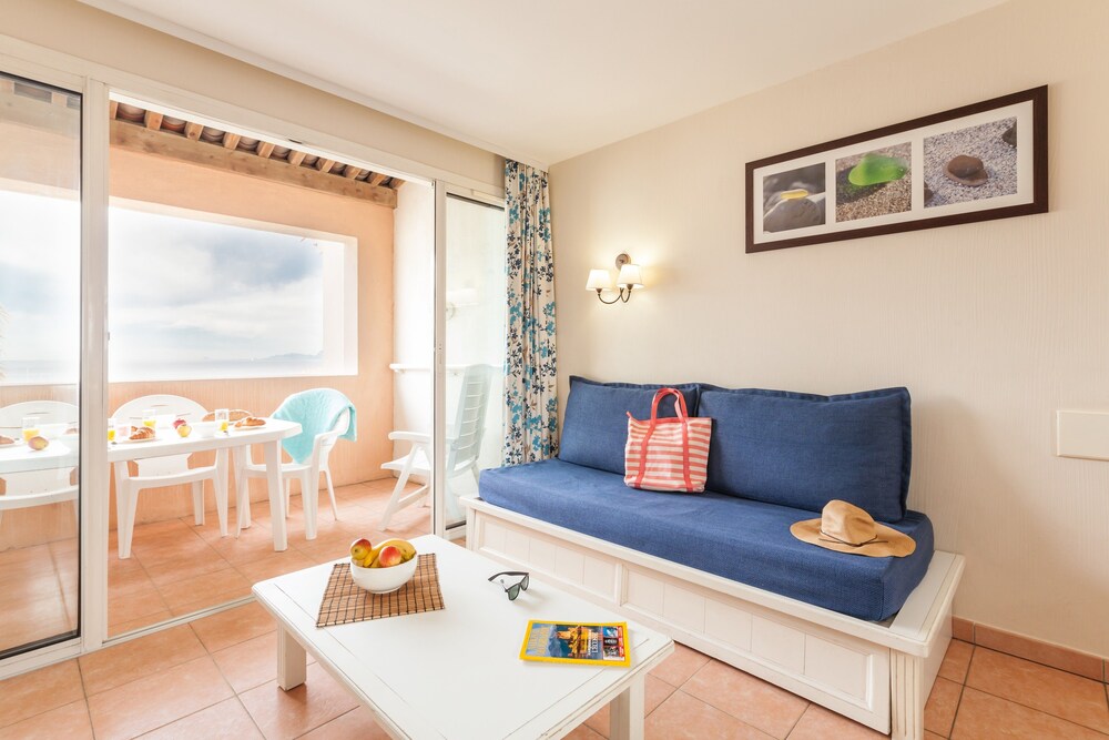Standard 1/2 Bedroom Apartment for 5/6 people - Living Area