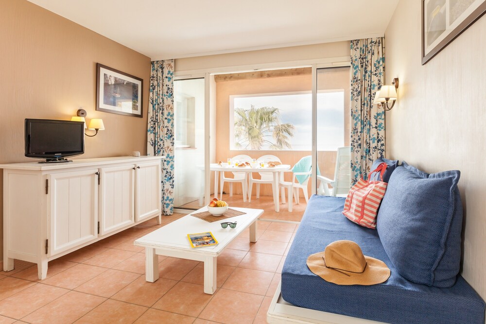 Standard 1/2 Bedroom Apartment for 5/6 people - Living Room