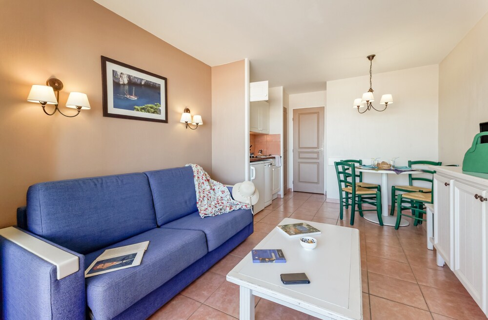 Standard 1 Bedroom Apartment for 4 people - Living Room
