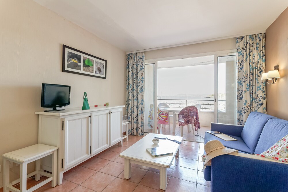 Standard 1 Bedroom Apartment for 4 people - Living Room