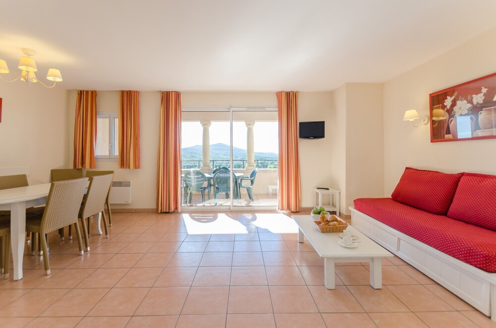 Standard 1/2 Bedroom Apartment for 5/6 people - Living Room
