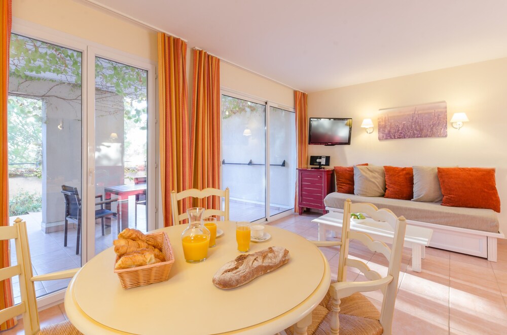 Superior 1 Bedroom Apartment for 4 people - Living Area