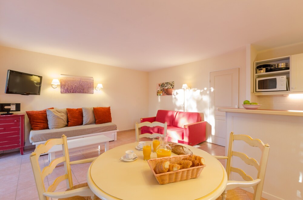 Superior 1 Bedroom Apartment for 4 people - Living Area