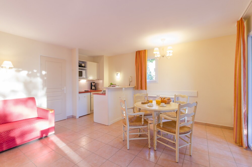 Superior 1 Bedroom Apartment for 4 people - Living Area