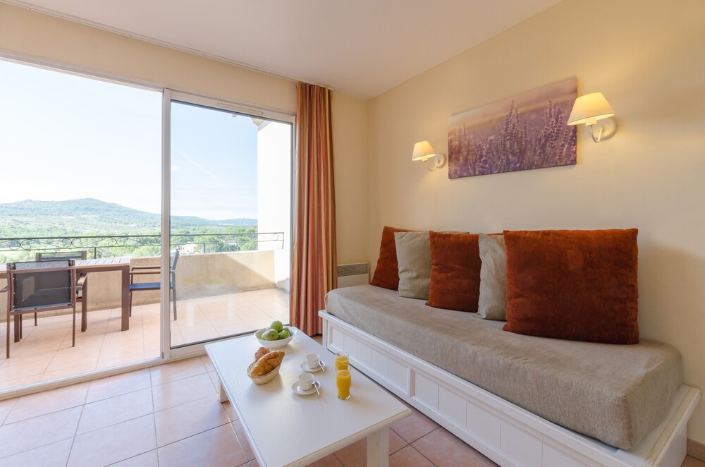 Superior 1/2 Bedroom Apartment for 5/6 people - Living Area