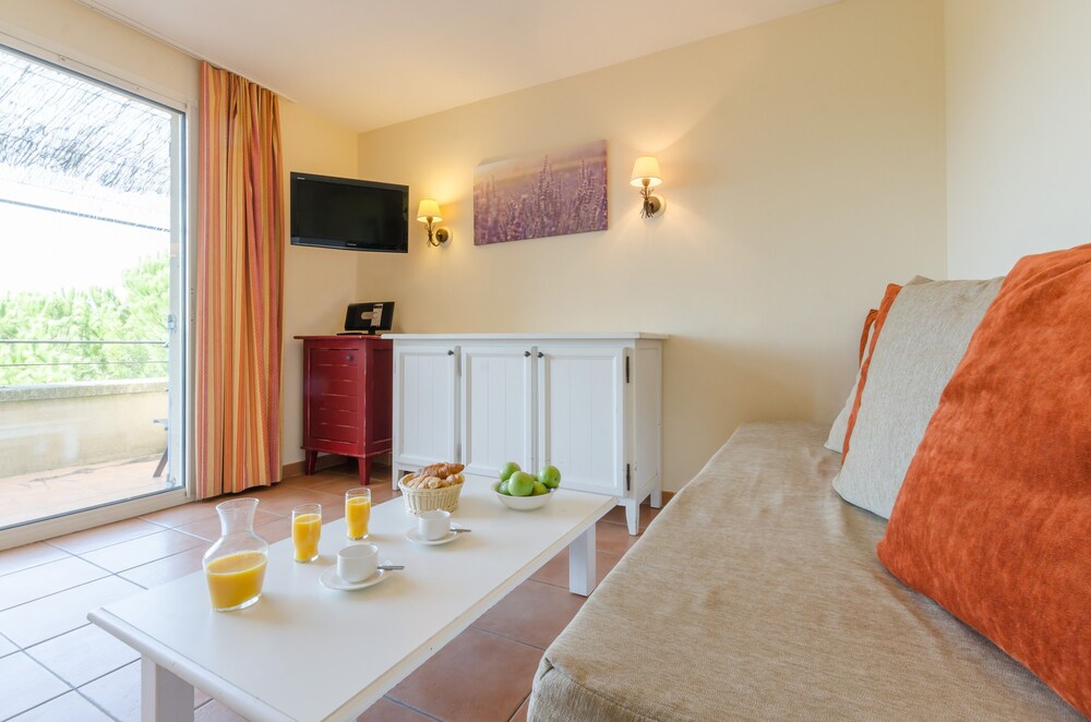 Superior 1/2 Bedroom Apartment for 5/6 people - Living Area