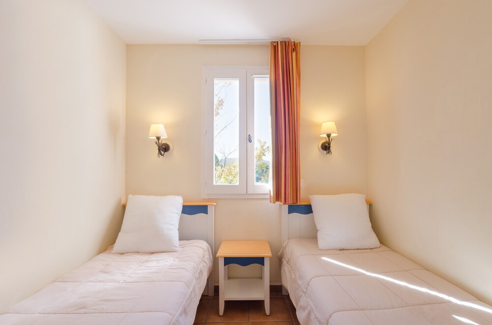 Standard 2/3 Bedrooms Apartment for 8 people - Guestroom