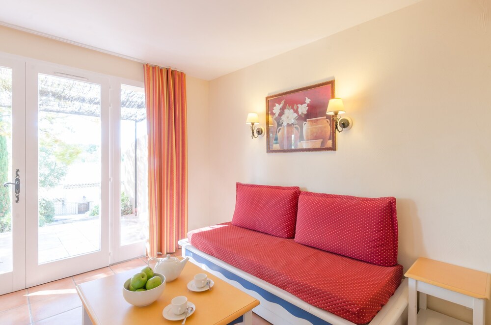 Standard 2/3 Bedrooms Apartment for 8 people - Living Area