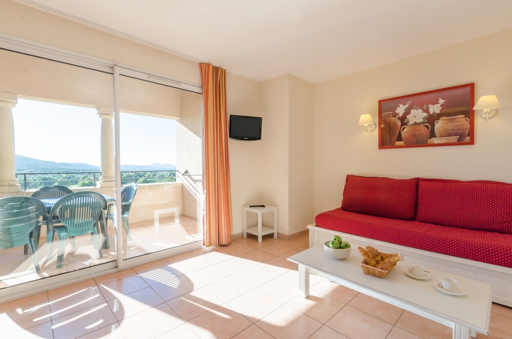 Standard 1/2 Bedroom Apartment for 5/6 people - Living Area