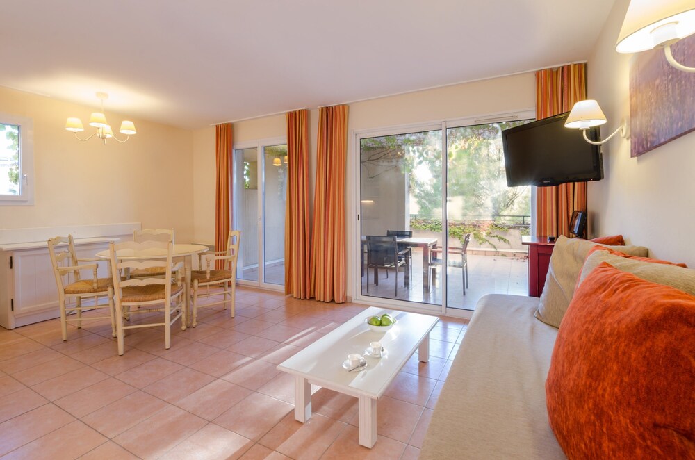 Superior 1 Bedroom Apartment for 4 people - Living Room