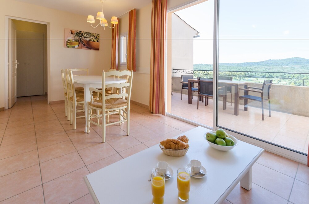 Superior 1/2 Bedroom Apartment for 5/6 people - Living Area