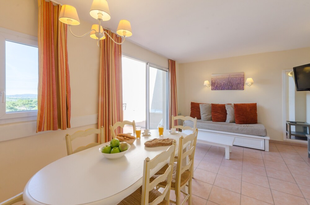 Superior 1/2 Bedroom Apartment for 5/6 people - Living Room